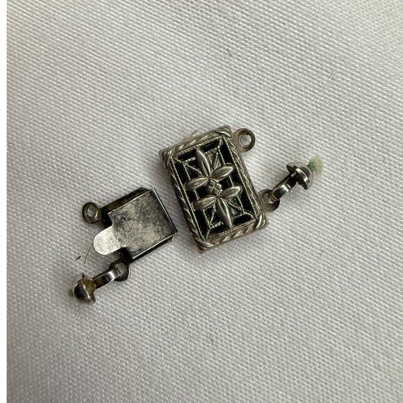 Title: Vintage Silver Filigree Two-Strand Box Clasp - Picture 4 of 9